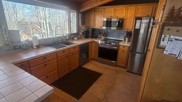 Geladeira, micro-ondas, fogão, cooktop