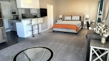 Desk, WiFi, bed sheets