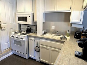 Fridge, microwave, oven, stovetop - Studio Steps To The Sand | Spacious | Clean | Cozy (Manhattan Beach)