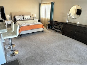 Desk, WiFi, bed sheets - Studio Steps To The Sand | Spacious | Clean | Cozy (Manhattan Beach)