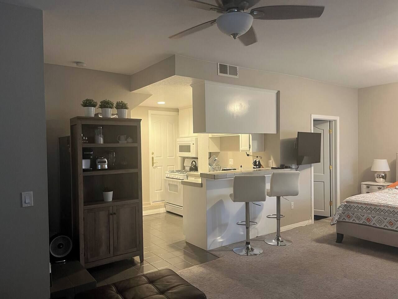 Skrivebord, wi-fi og sengetøy