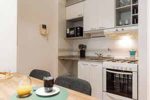 Studio | Private kitchen | Full-size fridge, microwave, oven, cookware/dishes/utensils - Hestia at Julian Alvarez 1900 (Buenos Aires)