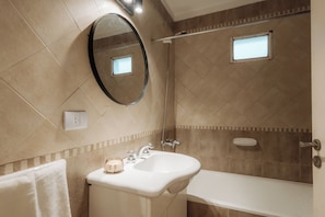 Estúdio | Banheiro | Chuveiro/banheira combinados, produtos de toalete grátis