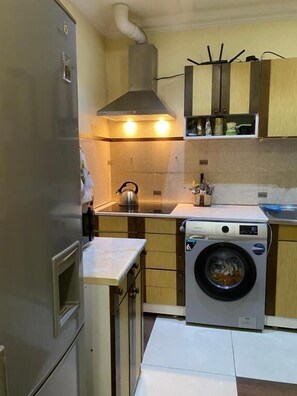 Fridge, microwave - Guest House Aygestan Hotel (Yerevan)