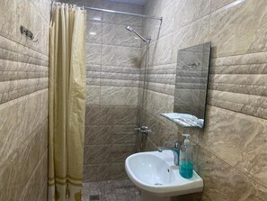 Twin kamer, uitzicht op de binnenplaats | Badkamer | Een douche, een haardroger, pantoffels, handdoeken