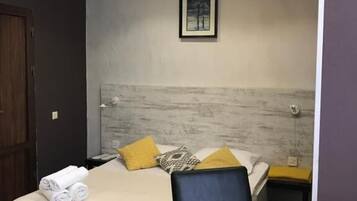 Tweepersoonskamer, uitzicht op stad | Een kluis op de kamer, geluiddichte muren, een strijkplank/strijkijzer
