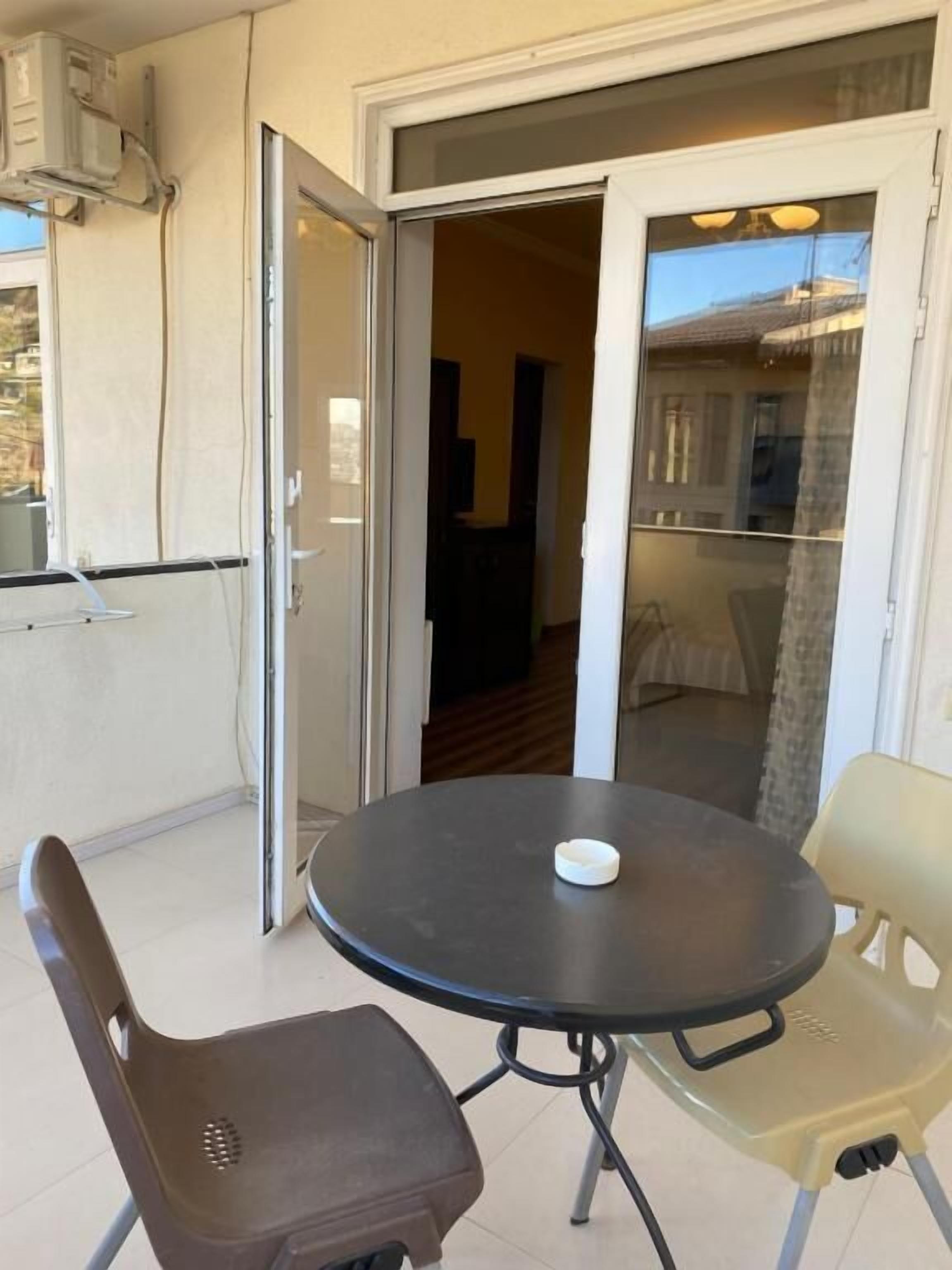 Tweepersoonskamer, balkon, uitzicht op stad | Buiten dineren