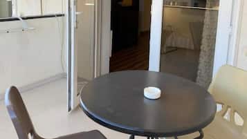 Tweepersoonskamer, balkon, uitzicht op stad | Buiten dineren