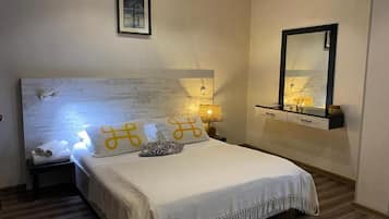 Habitación doble, vistas a la ciudad | Caja fuerte, sistema de insonorización, tabla de planchar con plancha