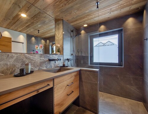 Alpenchalet am Lech - modern, alpine, right by the river, 5 min to the ski lift