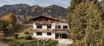 Alpenchalet am Lech - modern, alpine, right by the river, 5 min to the ski lift