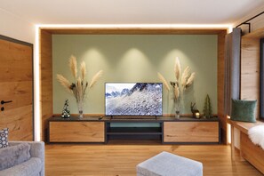 Interior - Alpenchalet am Lech - modern, alpine, right by the river, 5 min to the ski lift (Lechaschau)