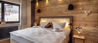 Alpenchalet am Lech - modern, alpine, right by the river, 5 min to the ski lift