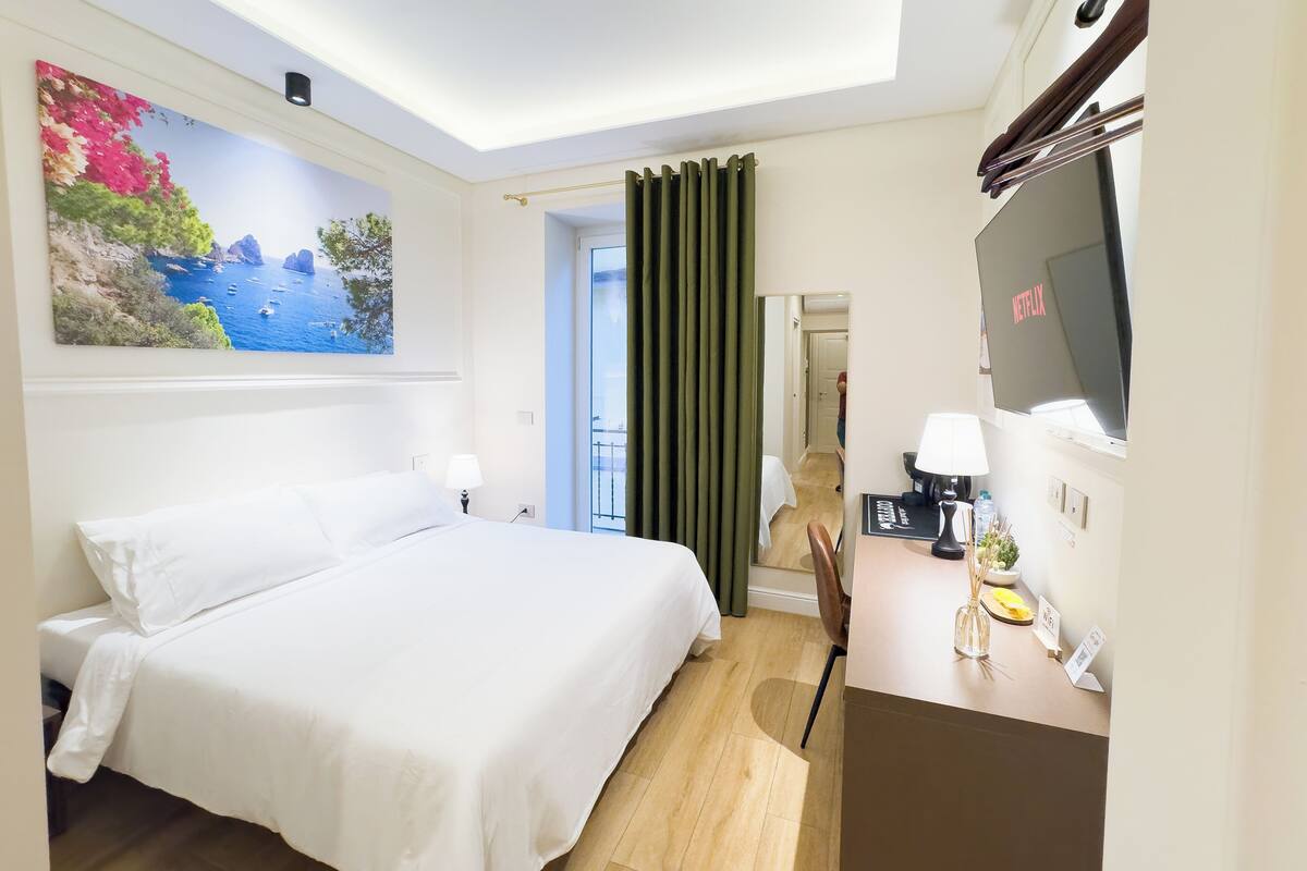 Double or Twin Room | In-room safe, desk, laptop workspace, blackout drapes