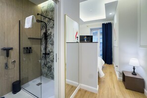 Double or Twin Room | Bathroom | Shower, free toiletries, hair dryer, slippers - A CASA TUA  (Napoli)