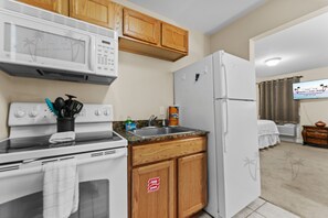 Private kitchen - Oak Shores Studio 39 | Just a Short Walk to the Beach! (Biloxi)