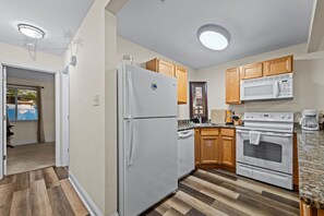 Private kitchen - 129 Oak Shores Just a short walk to the beach! (Biloxi)