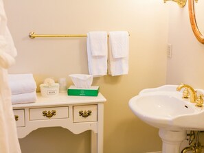 Hair dryer, towels, soap, toilet paper - Deluxe Room 7-Double room-Private Bathroom-Standard (Fish Creek)