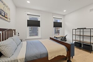 Een bureau, een strijkplank/strijkijzer, wifi, beddengoed