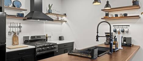 Réfrigérateur, micro-ondes, four, plaque de cuisson