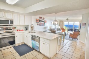 Private kitchen - Spacious condo in Fort Walton Beach. Gulf Views. Private beach. Sleeps 10! (Fort Walton Beach)