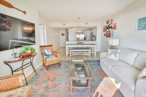 Smart TV - Spacious condo in Fort Walton Beach. Gulf Views. Private beach. Sleeps 10! (Fort Walton Beach)
