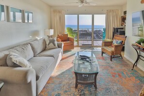 Smart TV - Spacious condo in Fort Walton Beach. Gulf Views. Private beach. Sleeps 10! (Fort Walton Beach)