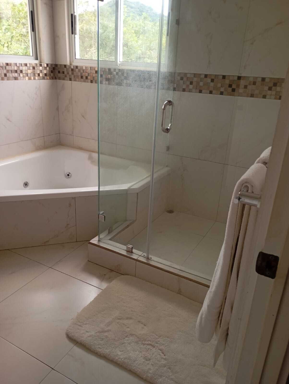 Dusche, Whirlpool, Haartrockner, Handtücher