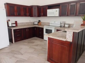 Private kitchen - Serene 3-bedroom house with AC in Provincia de Alajuela (Provincia de Alajuela)