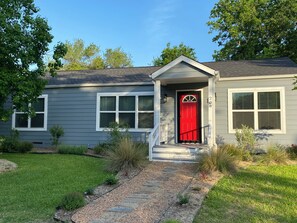 Exterior - Charming 2-bedroom house with fenced backyard in Bryan (Bryan)