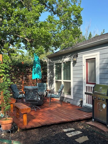 Charming 2-bedroom house with fenced backyard in Bryan