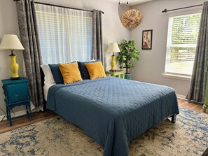 2 bedrooms, WiFi, bed sheets - Charming 2-bedroom house with fenced backyard in Bryan (Bryan)