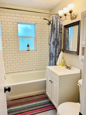 Hair dryer, towels, soap, toilet paper - Charming 2-bedroom house with fenced backyard in Bryan (Bryan)