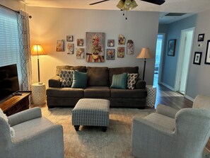 TV - Charming 2-bedroom house with fenced backyard in Bryan (Bryan)