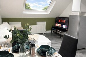 2 bedrooms, iron/ironing board, WiFi, bed sheets - 2BR apartment near Stratford East London (London)