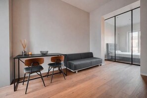 1 bedroom, WiFi, bed sheets - w* | Stylish Stay with Balcony in Porta Venezia (Milano)