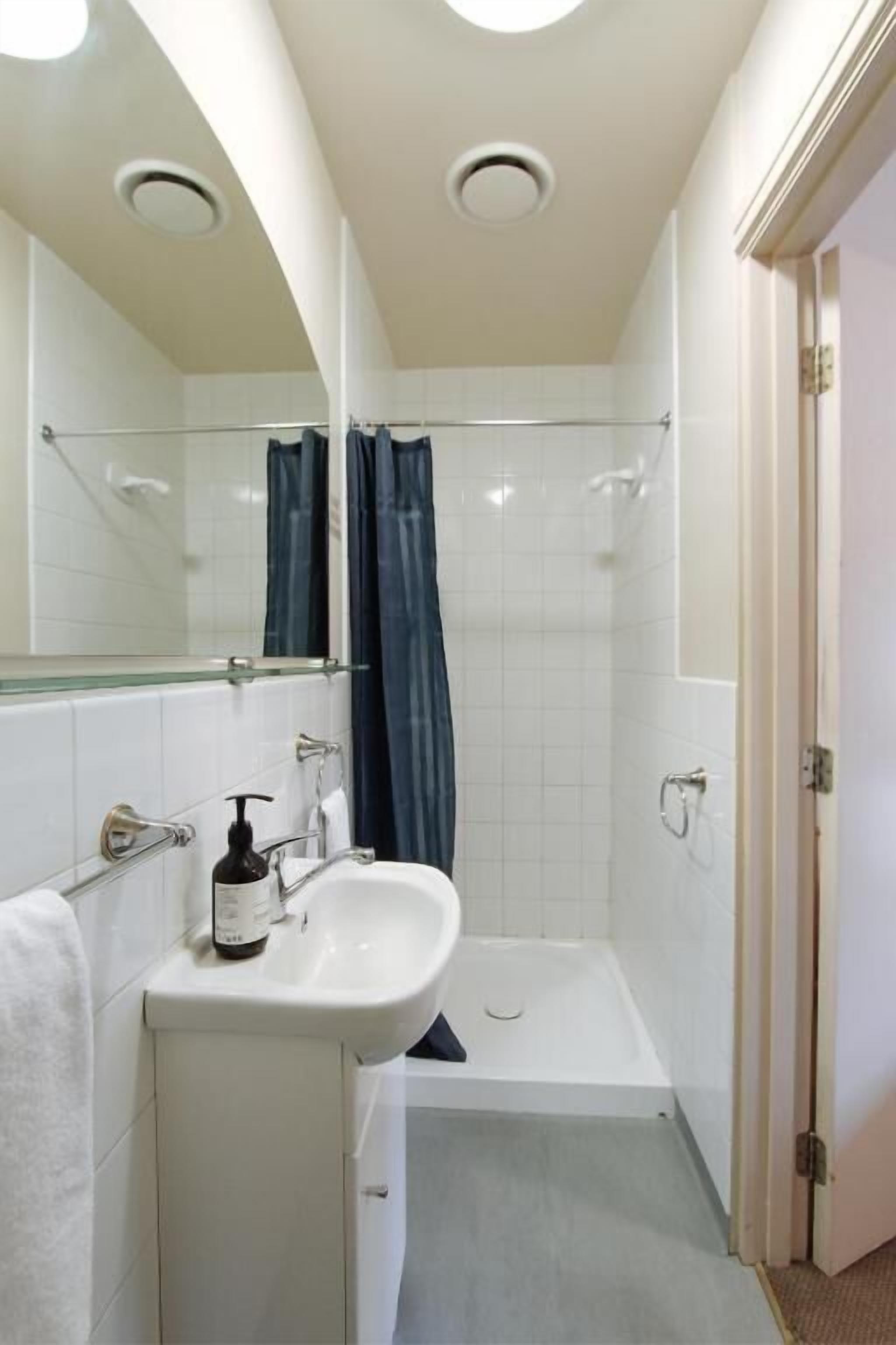 Comfort Double Room, Balcony, City View | Bathroom