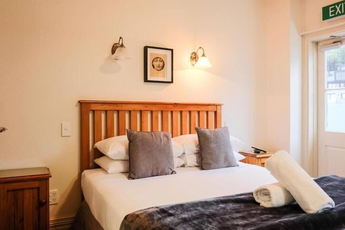 Habitación doble Confort, balcón, vista a la ciudad | Tabla de planchar con plancha, wifi gratis y ropa de cama