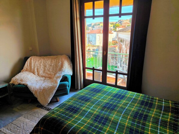 1 habitación, tabla de planchar con plancha, wifi gratis y ropa de cama 