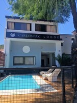 Una piscina al aire libre de temporada