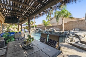 Outdoor dining - Tropical Vibes!  Prime La Quinta Location!  Entertainers Backyard! (La Quinta)