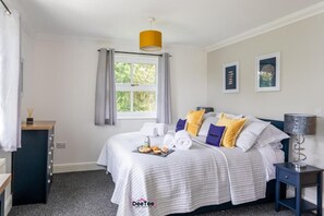 3 bedrooms, iron/ironing board, WiFi, bed sheets -  Spacious Contractor & Family-Sized Apt with Free Parking|Wi-Fi Near MK Central. (Medbourne)