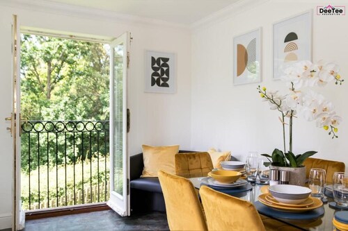  Spacious Contractor & Family-Sized Apt with Free Parking|Wi-Fi Near MK Central.