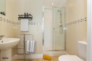 Hair dryer, towels, soap, toilet paper -  Spacious Contractor & Family-Sized Apt with Free Parking|Wi-Fi Near MK Central. (Medbourne)