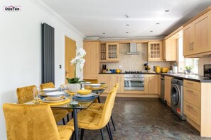 Microwave, oven, stovetop, dishwasher -  Spacious Contractor & Family-Sized Apt with Free Parking|Wi-Fi Near MK Central. (Medbourne)