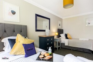 3 habitaciones, tabla de planchar con plancha, wifi y ropa de cama 