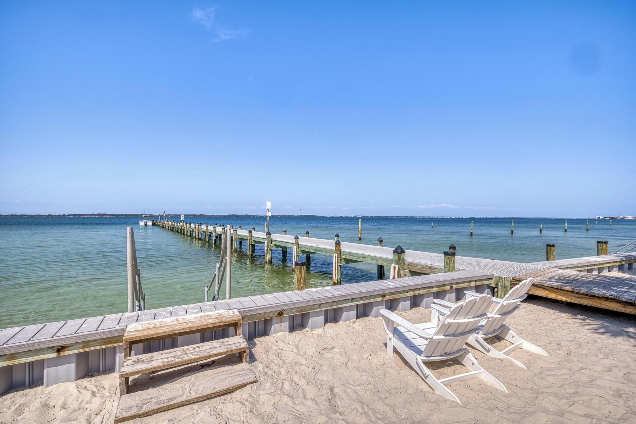 Privat strand, vit sandstrand, solstolar och strandbarer