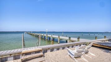 Privat strand, vit sandstrand, solstolar och strandbarer