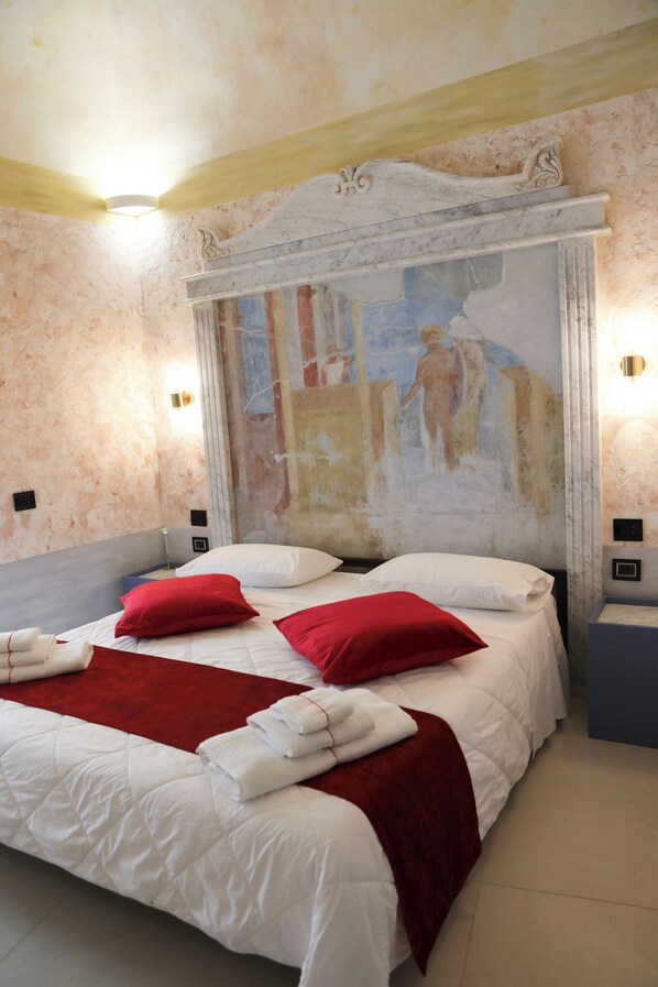 Junior Suite, 1 King Bed, Balcony, City View | In-room safe, desk, laptop workspace, blackout drapes - Odeon Neapolis Historic Luxury Residence (Napoli)