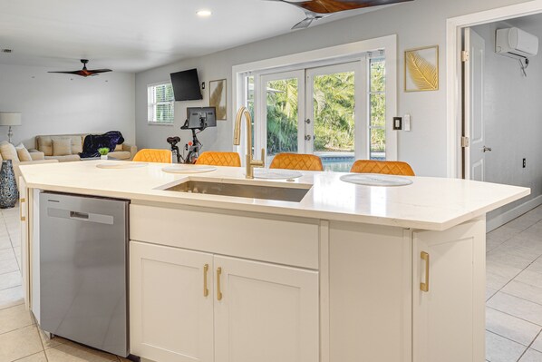 Dining - 5 Mi to Downtown St Pete: Private Oasis w/ Yard (St. Petersburg)